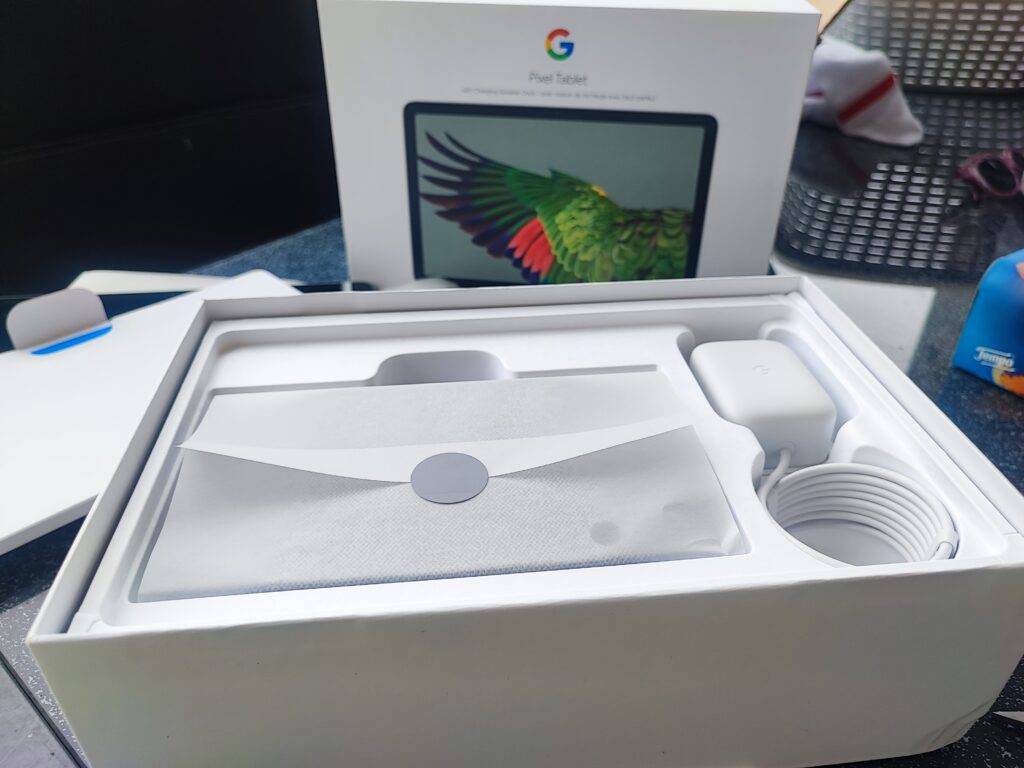Google Pixel Tablet mit Ladedock und Lautsprecher auspacken