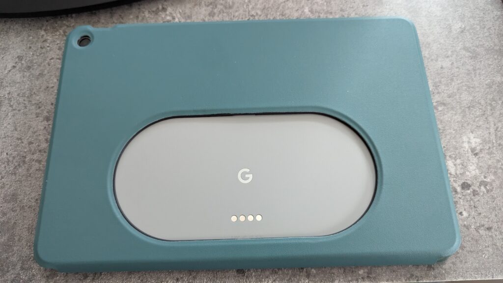 Google Pixel Tablet mit Ladedock und Lautsprecher Rückseite mit Cover