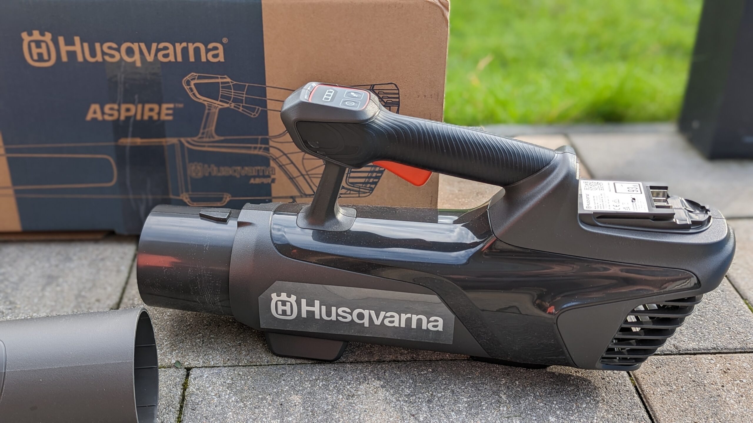 Souffleur à Feuilles Sur Batterie Husqvarna Aspire B8X-P4A - 3 Vitesses, Tube Détachable, Avec Batterie 18V Et Chargeur