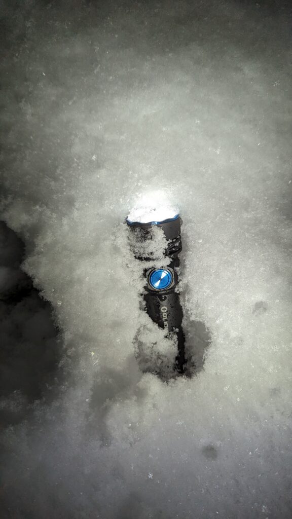Taschenlampe im Schnee
