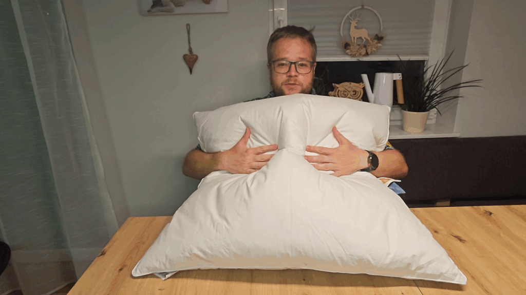 Drucktest beim Daunenkissen