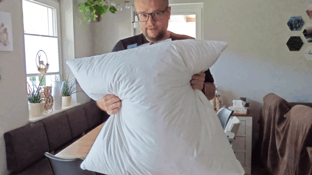 großes Daunenkissen von Glückstoff