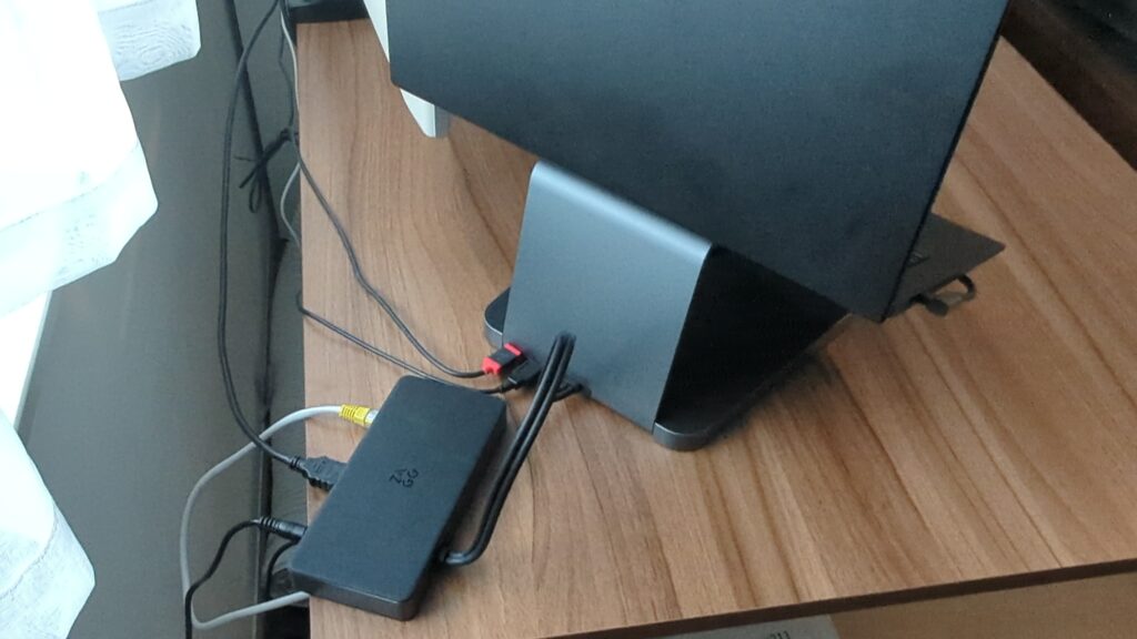 ZAGG Pro Dock mit eingesteckten Kabeln