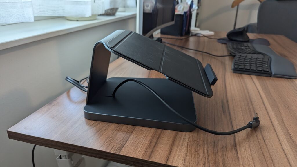 Seitenansicht mit dem USB-C-Kabel zum Verbinden