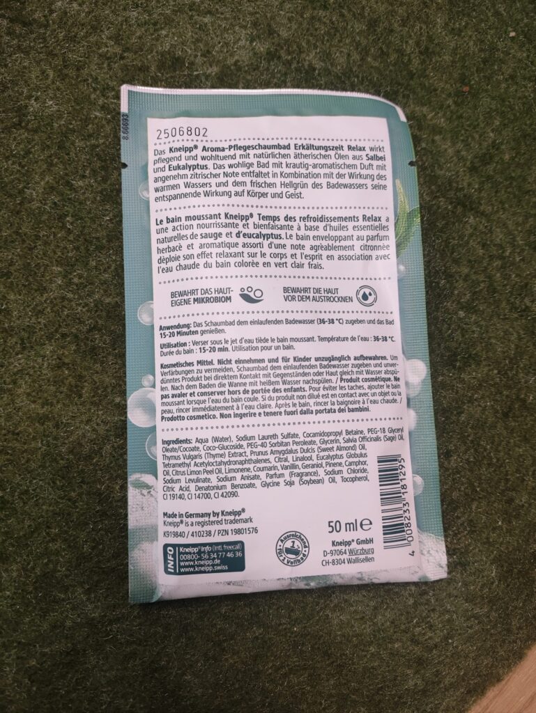 Ein warmes Bad wirkt oft Wunder, wenn man sich schlapp fühlt oder eine Erkältung im Anflug ist. Das Kneipp Aroma-Pflegeschaumbad Erkältungszeit Relax kombiniert die pflegende Wirkung des warmen Wassers mit natürlichen ätherischen Ölen aus Salbei und Eukalyptus. Der krautig-aromatische Duft mit angenehm zitrischer Note entfaltet in Verbindung mit dem frischen Hellgrün des Badewassers eine wohltuende Wirkung auf Körper und Geist – ideal, um zur Ruhe zu kommen und die Atemwege zu entlasten.