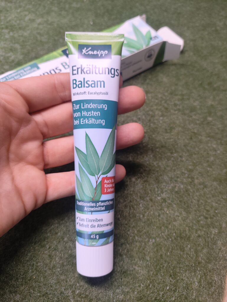 Der Kneipp Erkältungsbalsam ist ein traditionelles pflanzliches Arzneimittel zur Linderung von Husten bei Erkältungen. Sein Wirkstoff Eucalyptusöl wird zum Einreiben auf Brust und Rücken angewendet, um die Atemwege zu befreien und den Hustenreiz zu lindern. Das Präparat ist auch für Kinder ab 3 Jahren geeignet