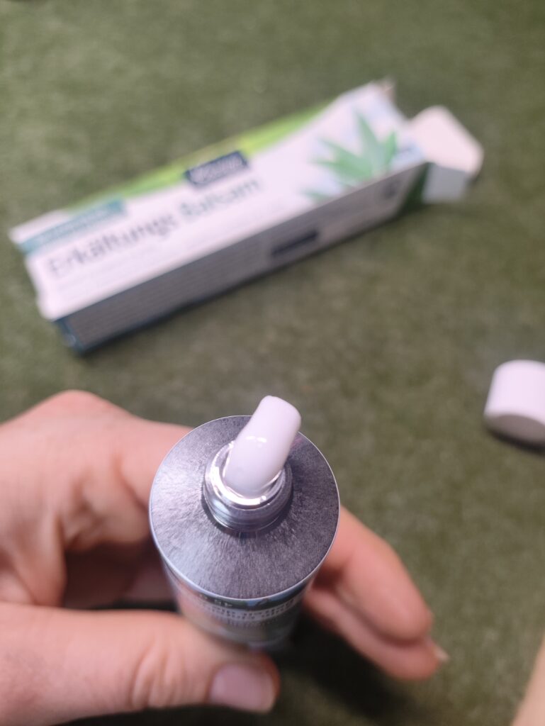 Der Kneipp Erkältungsbalsam ist ein traditionelles pflanzliches Arzneimittel zur Linderung von Husten bei Erkältungen. Sein Wirkstoff Eucalyptusöl wird zum Einreiben auf Brust und Rücken angewendet, um die Atemwege zu befreien und den Hustenreiz zu lindern. Das Präparat ist auch für Kinder ab 3 Jahren geeignet