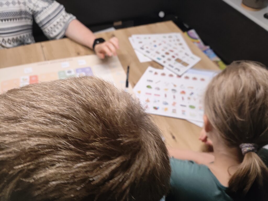 Familienwochenkalender mit den Kindern bestücken