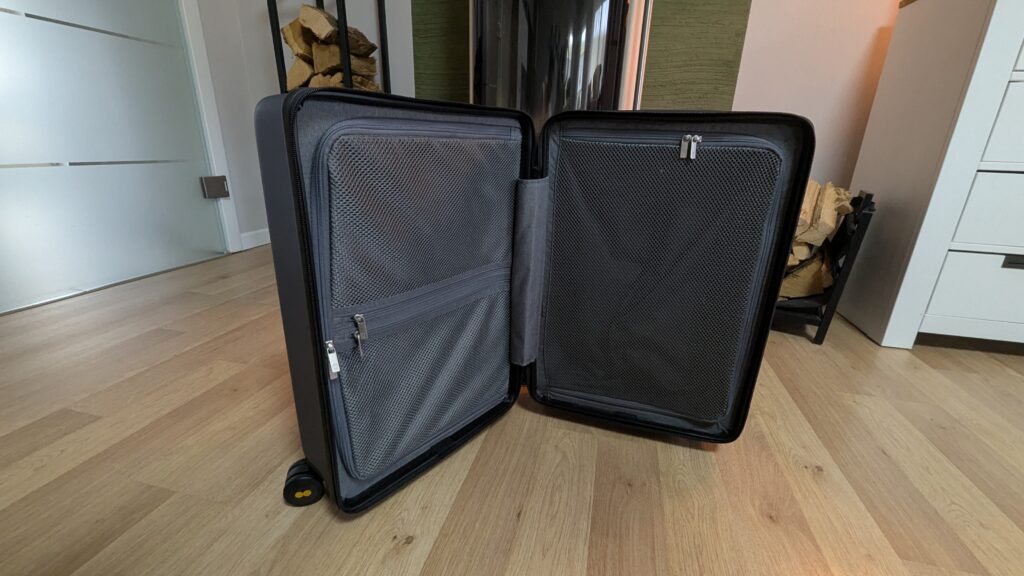 LEVEL8 Luminous Textured 20" Handgepäck-Koffer Innenraum