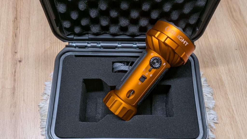 Lampe und Ladekabel im Koffer