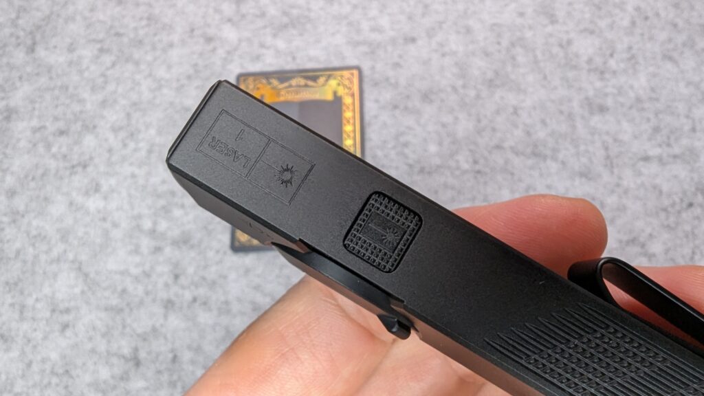 Laserhinweis + Knopf