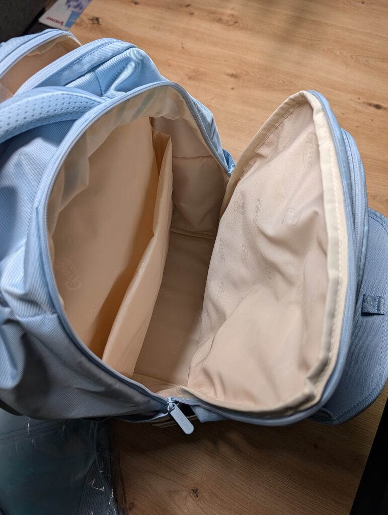 zweites Fach mit Platz für einen Laptop