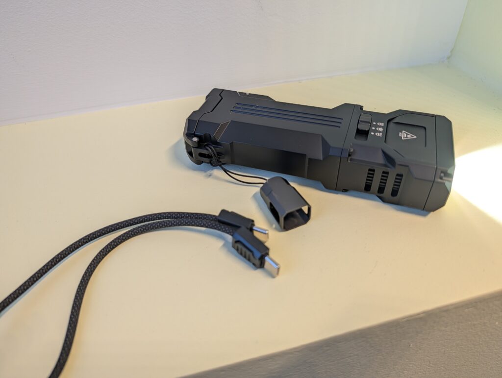 Ladekabel und Trageschlaufe in einem