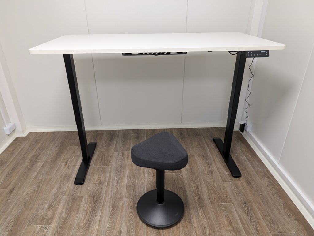 Hocker Nexus vor dem Schreibtisch