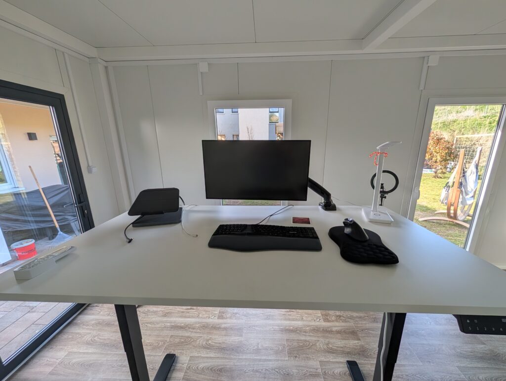 Aufgeräumter Schreibtisch der im Homeoffice steht