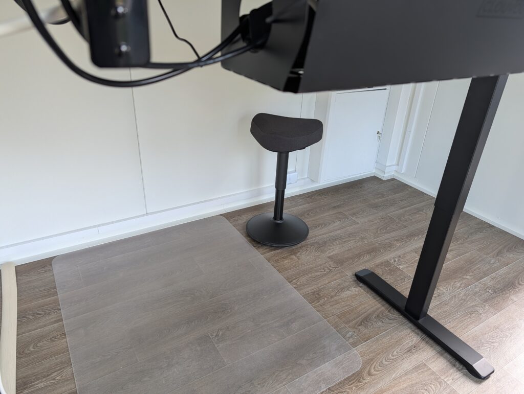 Der Hocker sorgt für ein aktives Sitzen