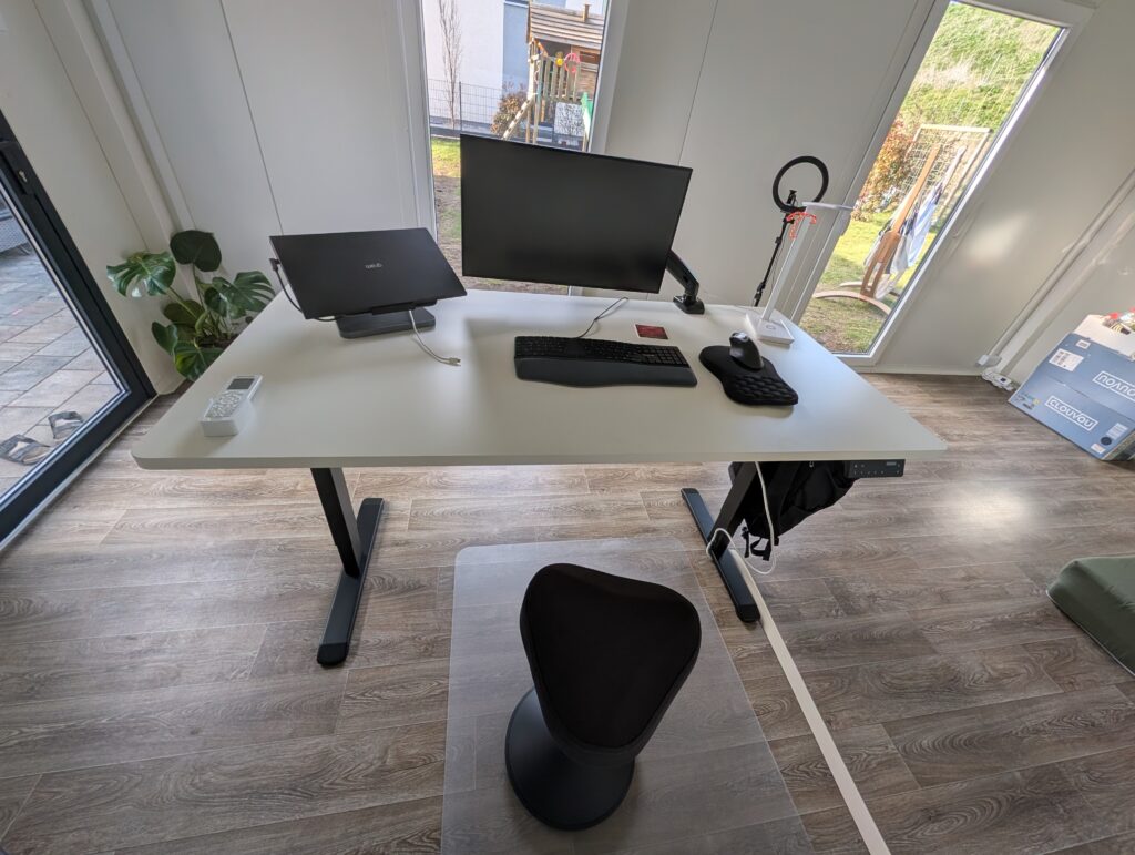 Clouvou Nexus steht vor dem Schreibtisch Clouvou ProDesk