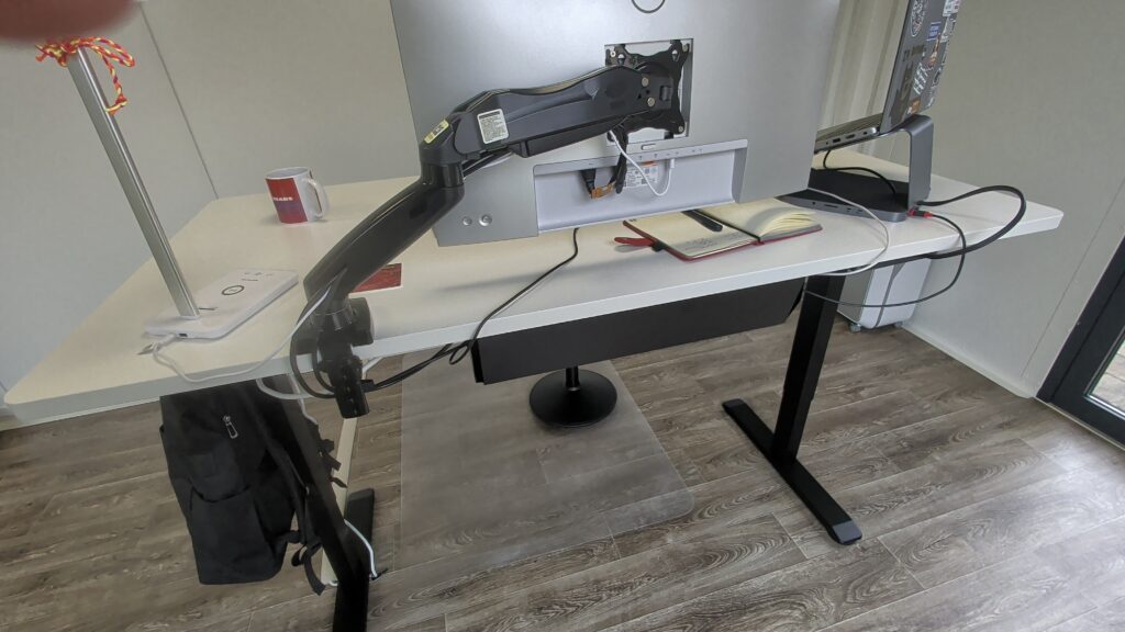 Ansicht von Hintern, gut zu erkennen die 25mm dicke weiße Arbeitsplatte