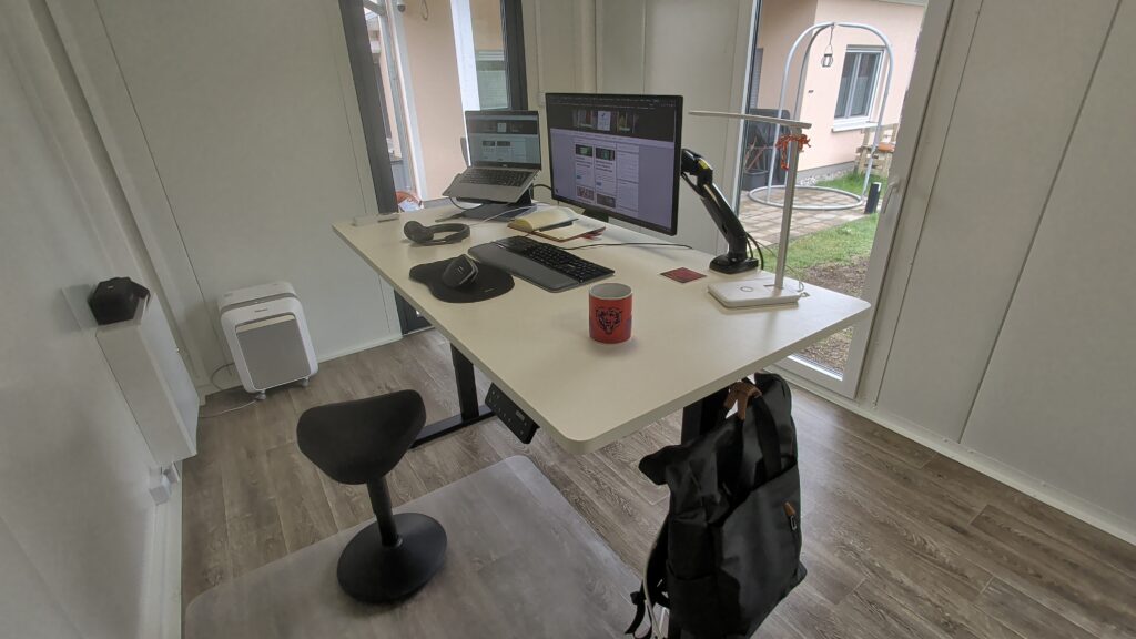 Am Schreibtisch wird gearbeitet