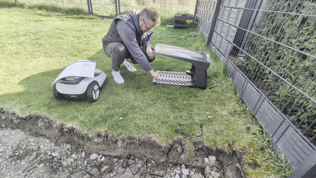 Sichern der Basis des Mähroboters TerraMow V600