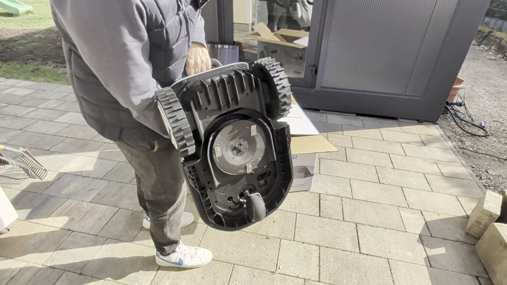 Unterseite des smarten Rasenmähers