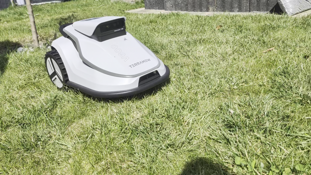 Der TerraMow V600 erkennt die Rasenfläche selbstständig
