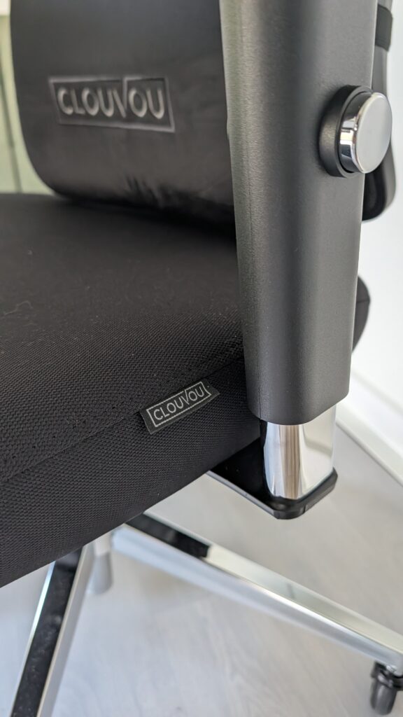 Sitzfläche und Armlehnenabstand am Bürostuhl
