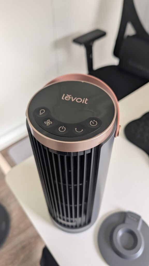 Bedienelemente und Tragegriff am Ventilator