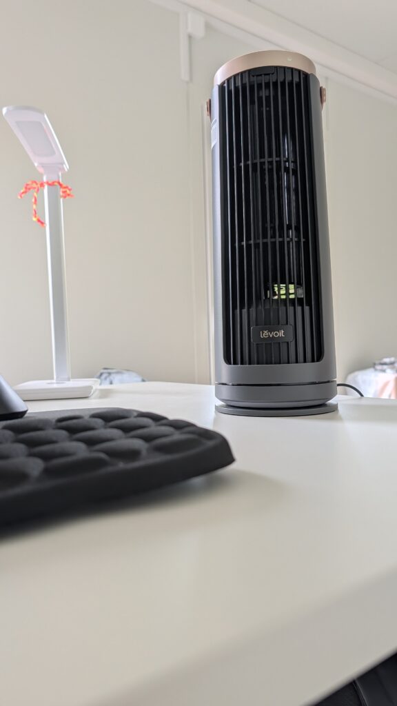 Abkühlung am Schreibtisch dank mobilem Ventilator