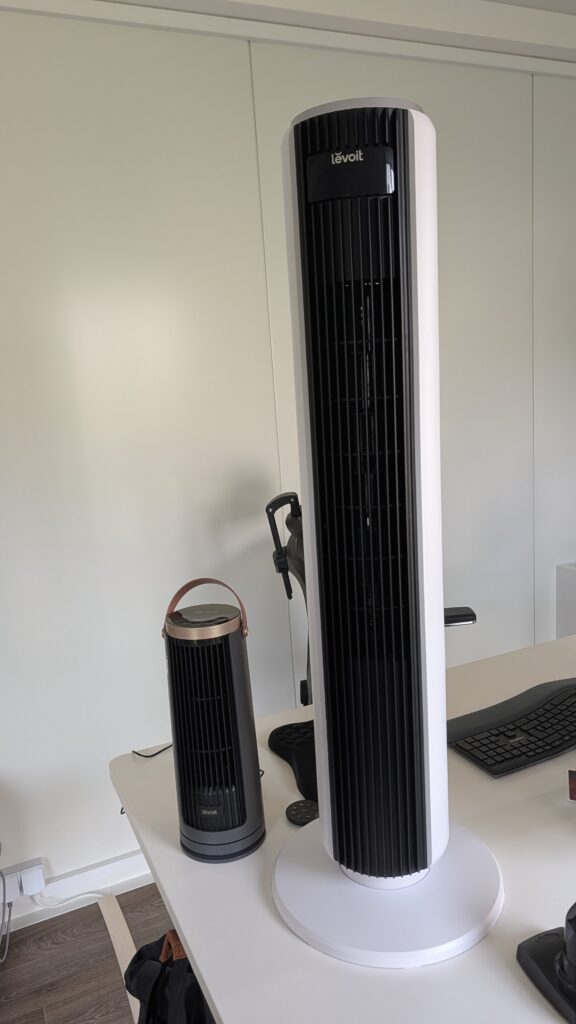 Levoit Turmventilator und Windi Mini Pro im Größenvergleich