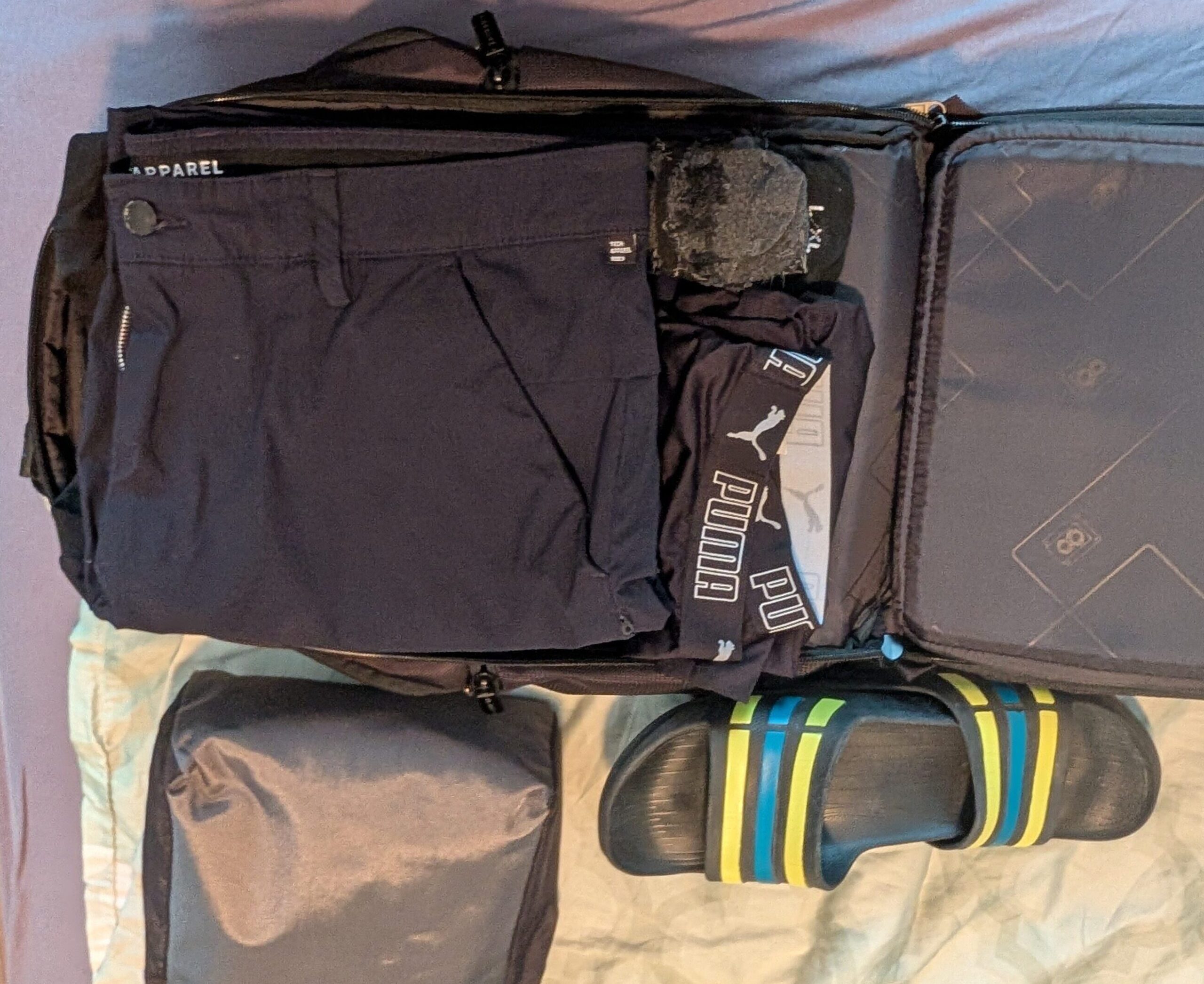 Level8 Textured Carry-On 20'' (Koffer) hat Platz für alles Wichtige