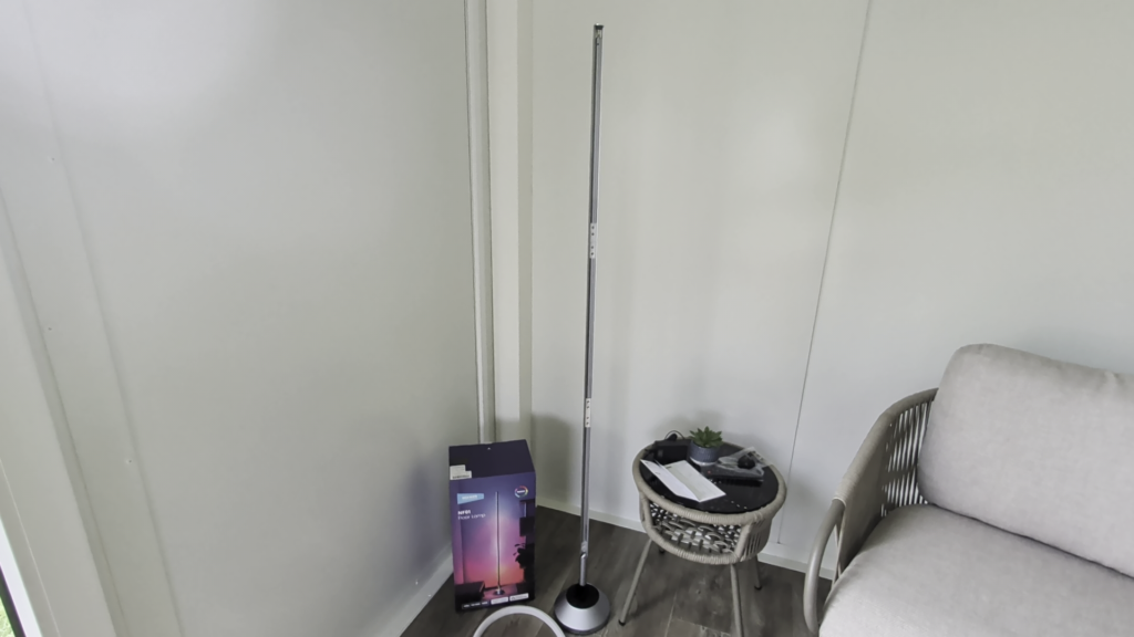 Neewer NF01 smarte Stehleuchte fertig aufgebaut