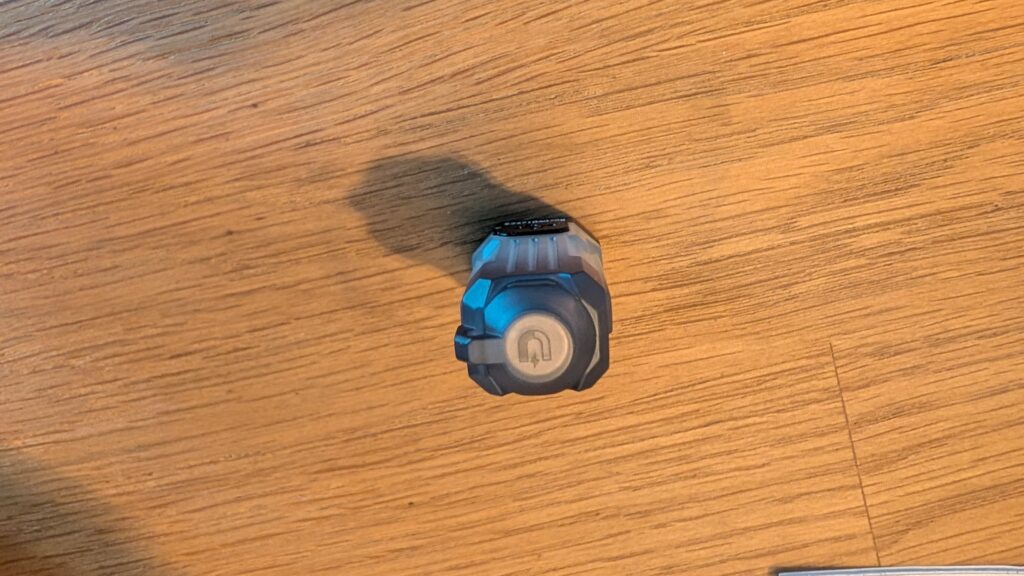 Magnetischer Standfuß an der Unterseite