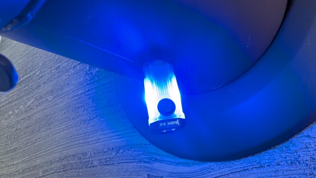 Blaues Seitenlicht der Taschenlampe 