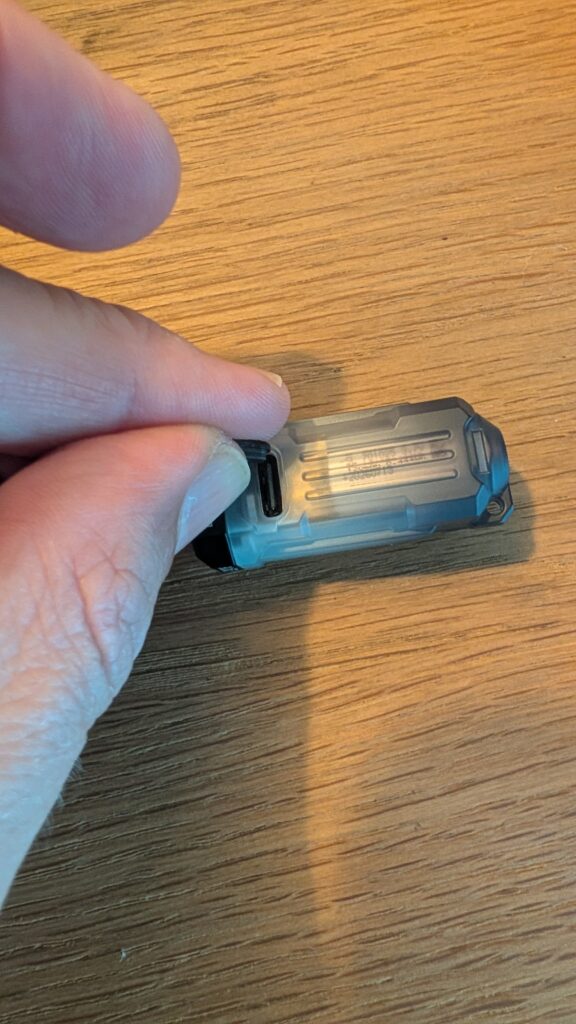 USB-C-Ladenanschluss mit Abdeckung