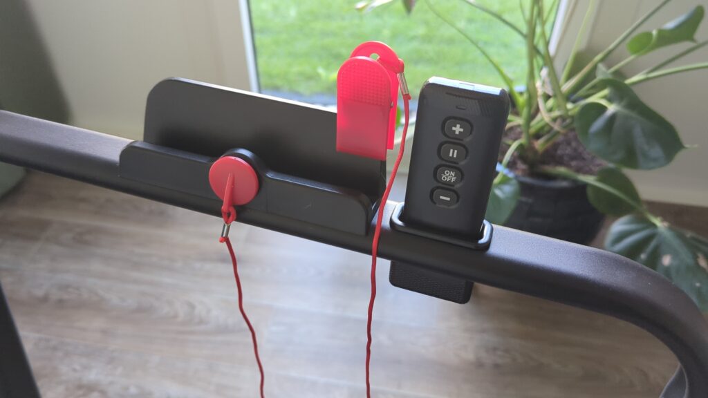 Tablethalterung und Fernbedienung am Laufband
