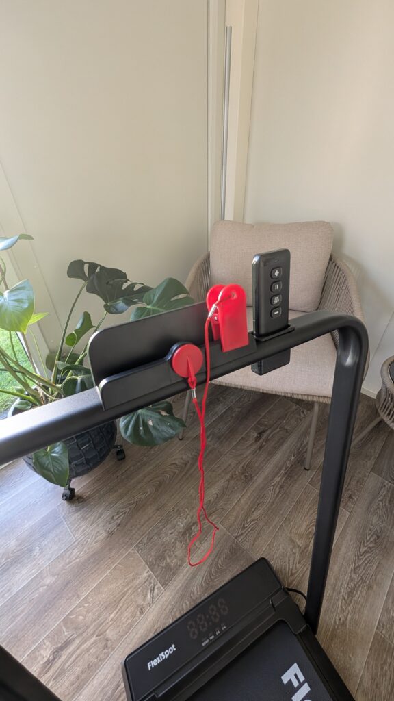 Haltegriff ausgeklappt am Laufband von FlexiSpot