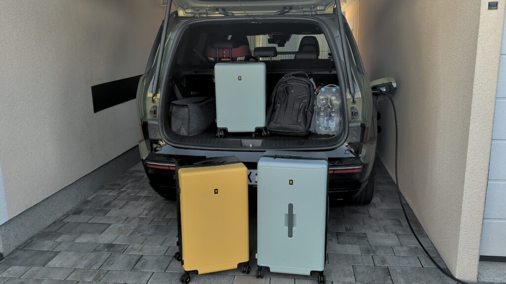 Alle Koffer noch nicht verladen für den Familienurlaub