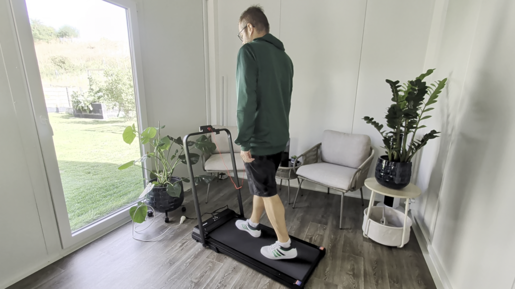 Ich am Walken auf dem FlexiSpot Walking Pad