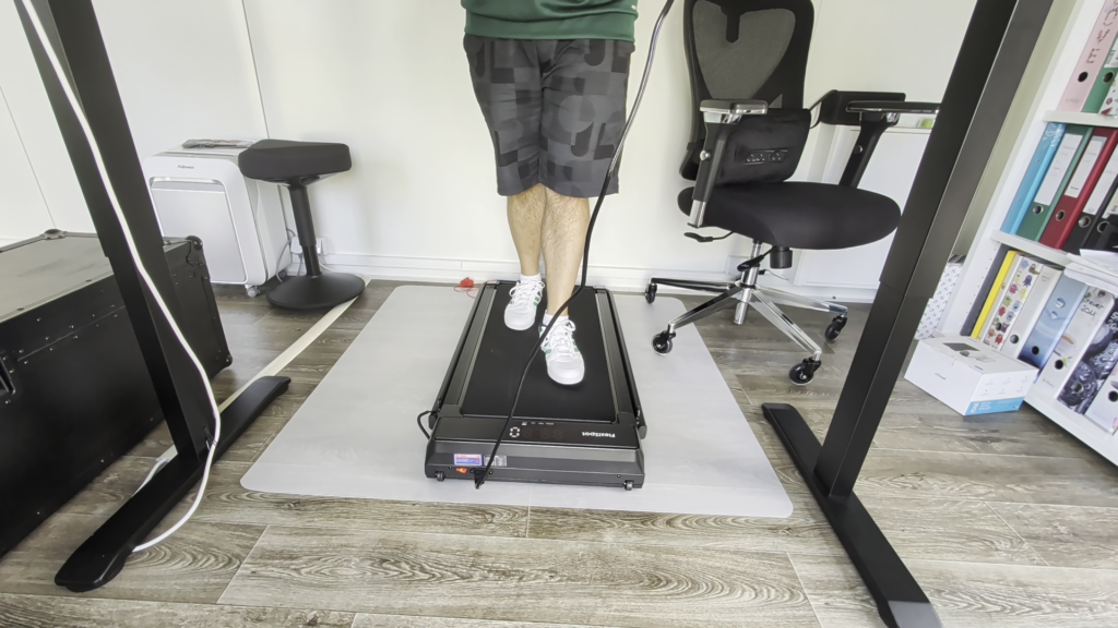 Nutzung des FlexiSpot Walking Pad am Stehschreibtisch