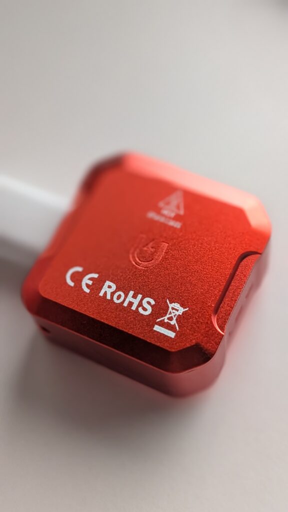 Rückseite inkl. Magnethinweis