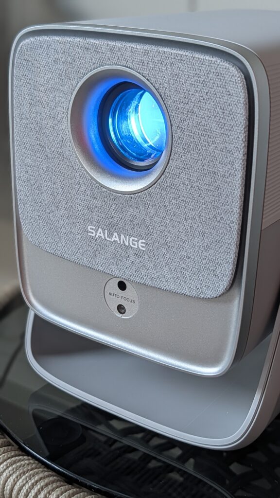 Salange Beamer X5AR in der Frontansicht