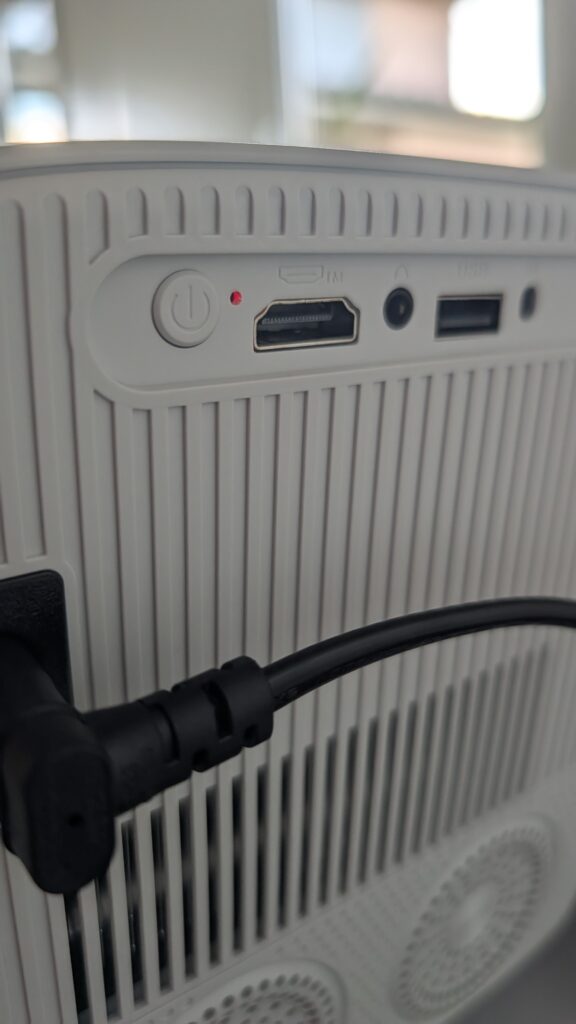 Der Beamer ist aus und die LED rot