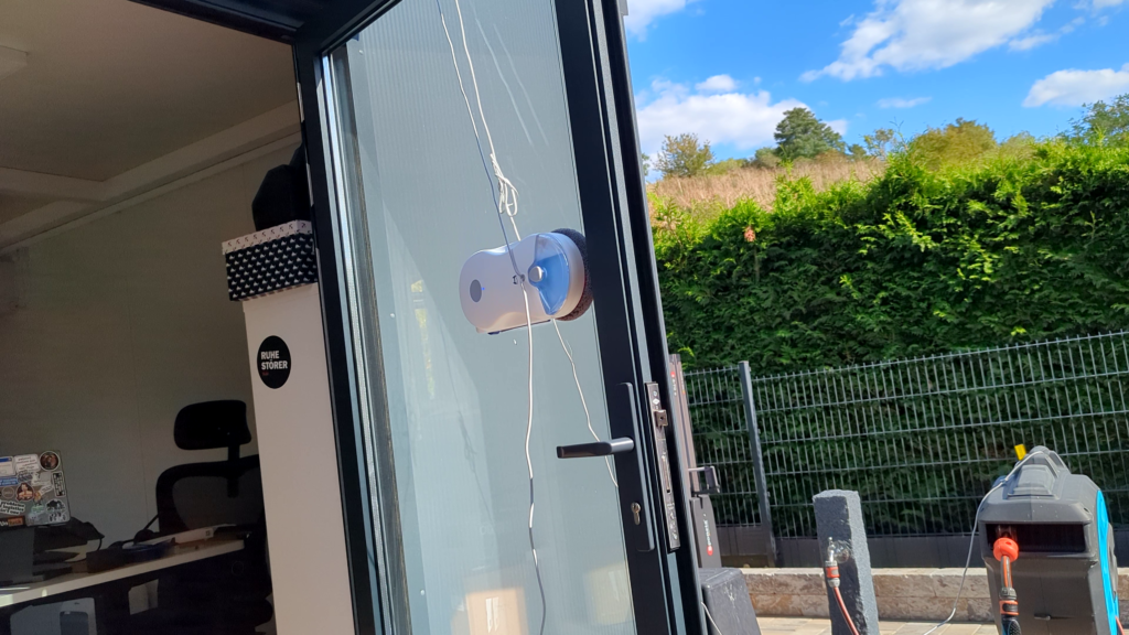 HUTT 10 Premium reinigt die Glastür