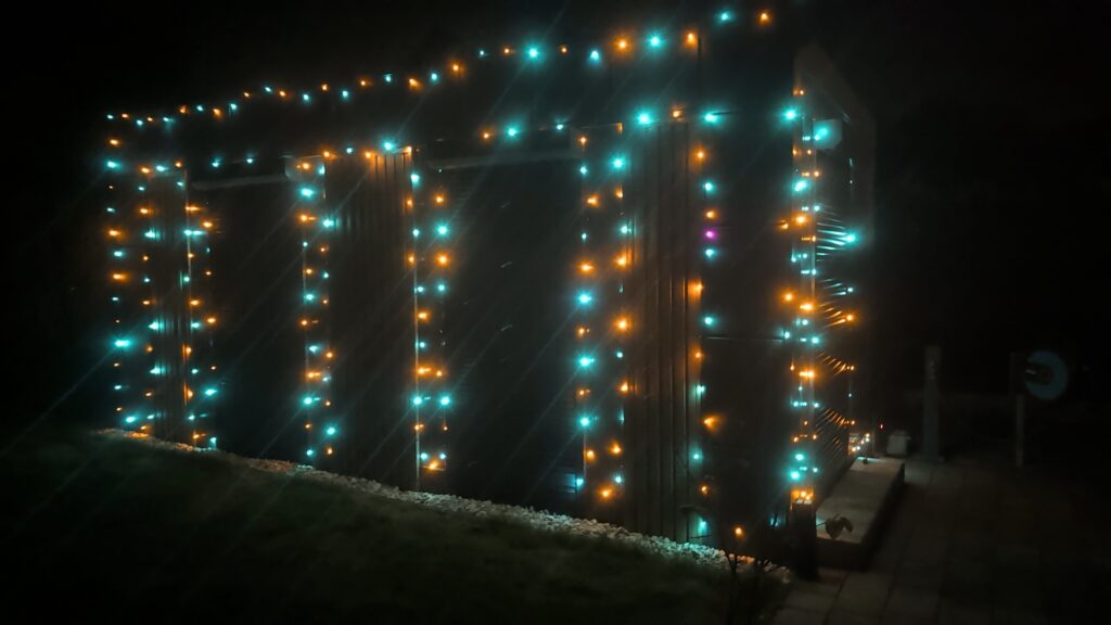 Orange und Türkis erleuchtet die Lichterkette bei nacht