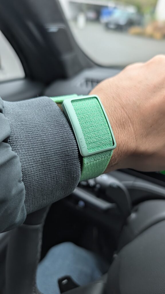 LunaBand in AloeGreen getragen im Alltag