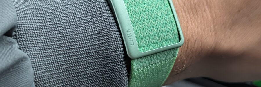 LunaBand in AloeGreen getragen im Alltag