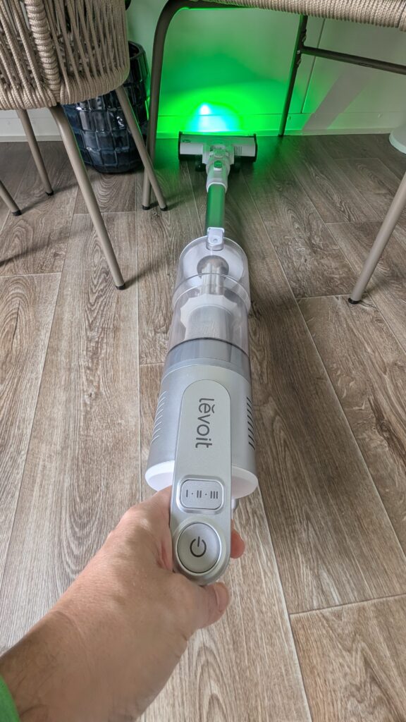 Saugen auch unter den Möbeln