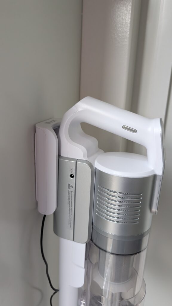 Akku-Staubsauger hält sicher an der Wand